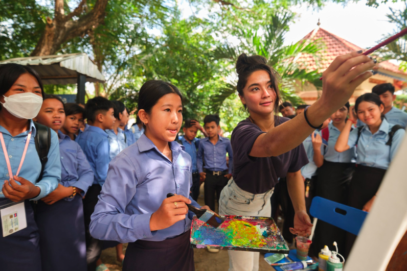 Anya Minko working with a community group through art
