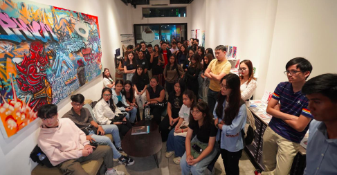 Audience gathered for Anya Minko's live painting session