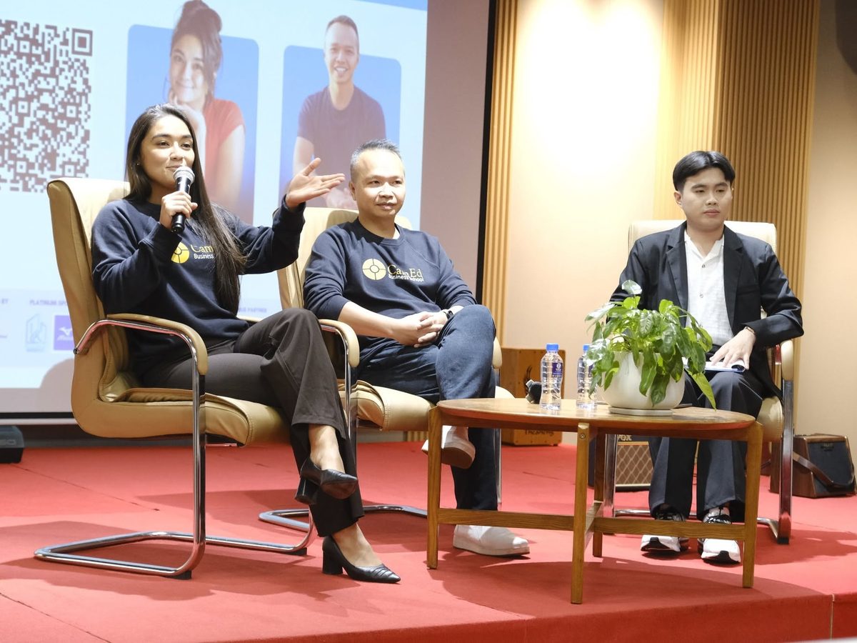 Anya Minko giving an artist talk in Phnom Penh